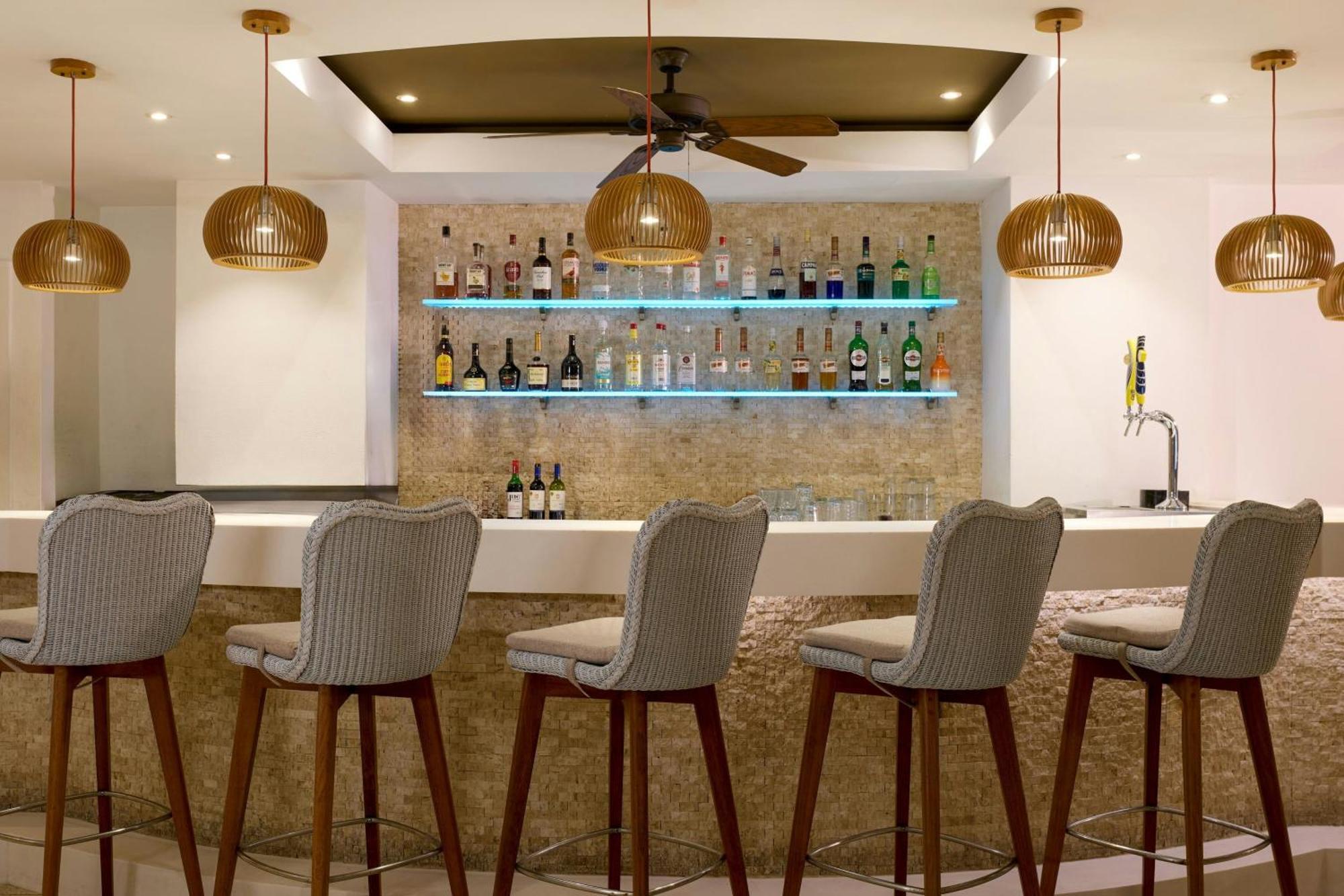 Waves Resort & Spa, Barbados, An Autograph Collection All-Inclusive Resort Saint James Dış mekan fotoğraf